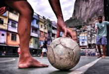 É possível jogar futebol com as mãos? Uma nota sobre o negacionismo