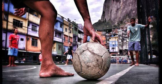 Jogadores De Futebol Que Juntam-se às Mãos Na Aproximação Que Fala