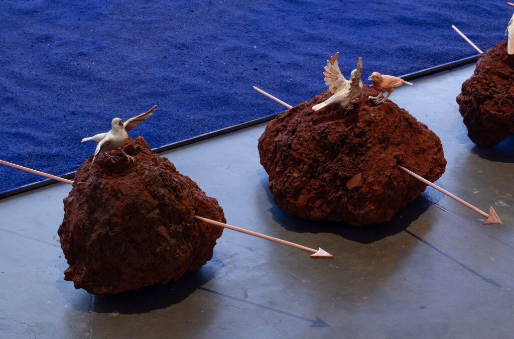 A arte de Luana Vitra: da paisagem mineira à reconfiguração da matéria