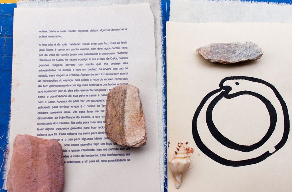 Grafismos, amuletos e narrativas na serigrafia de Aline Besouro